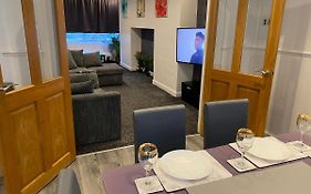 Spacious 3 Bed House, Sleeps 7 People - Birmingham